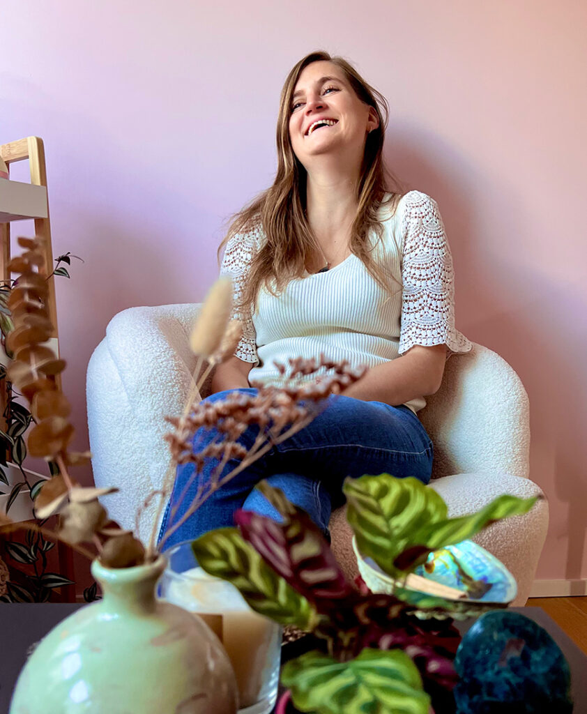 Photo de Laura Gillyns dans son bureau, la fondatrice de la croisée des âmes